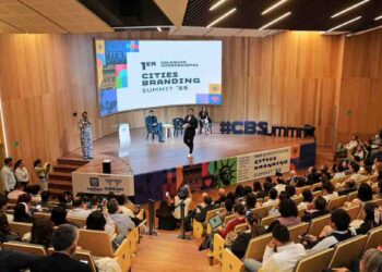 Felifer Macías presenta “Querétaro La Capital”… pero la polémica estalla en pleno coloquio internacional