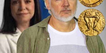 Julian Assange y al fondo María Corina Machado y la moneda del premio Nobel