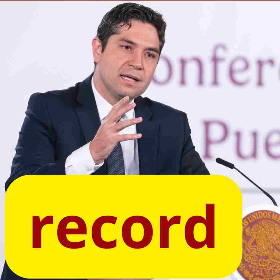 Antonio Martínez Dagnino anuncia récord de recaudación del SAT en conferencia, con la palabra “record” destacada en la imagen.