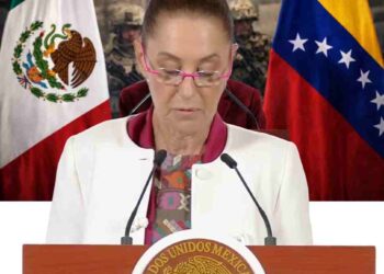 Claudia Sheinbaum habla sobre soberanía de México, con banderas de México y Venezuela al fondo
