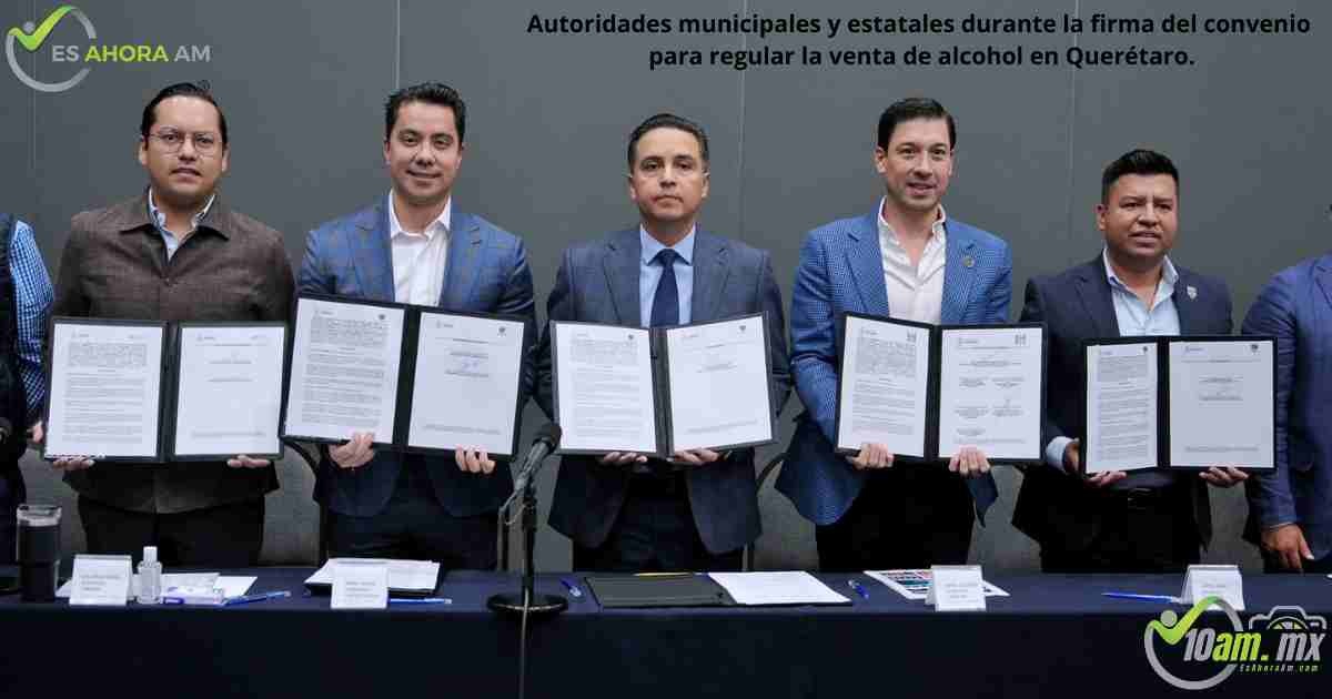 Autoridades municipales y estatales durante la firma del convenio para regular la venta de alcohol en Querétaro.