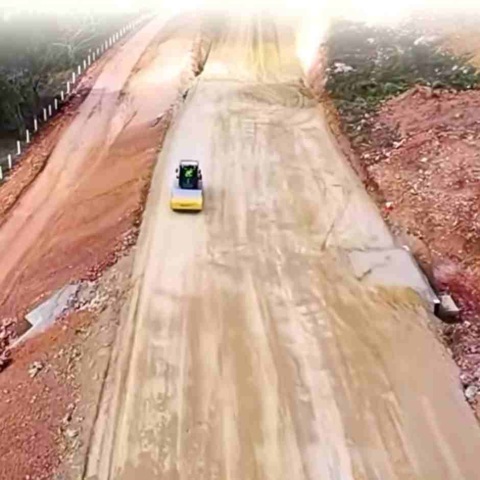 Maquinaria trabajando en la ampliación de la carretera 57 en Querétaro rumbo al Mundial 2026