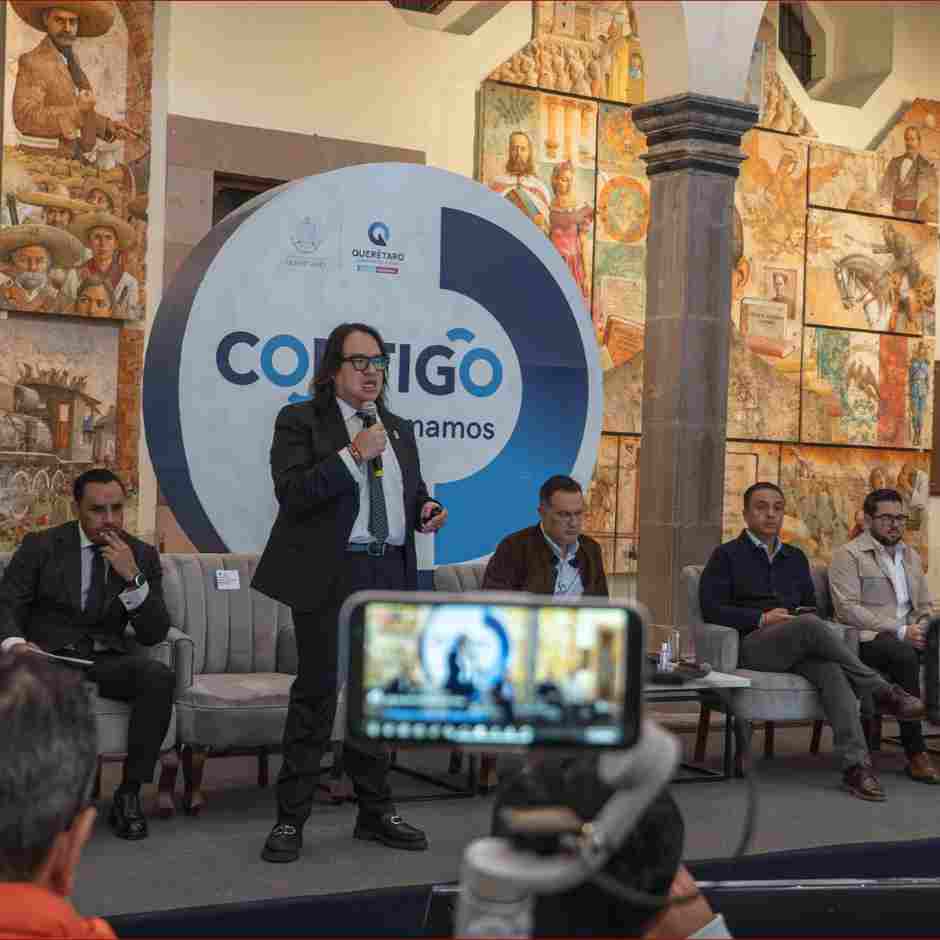 El Fiscal General del Estado, Víctor Antonio De Jesús Hernández, presenta los resultados de la estrategia Sinergia por Querétaro durante el encuentro Café con Kuri, encabezado por el gobernador Mauricio Kuri González.