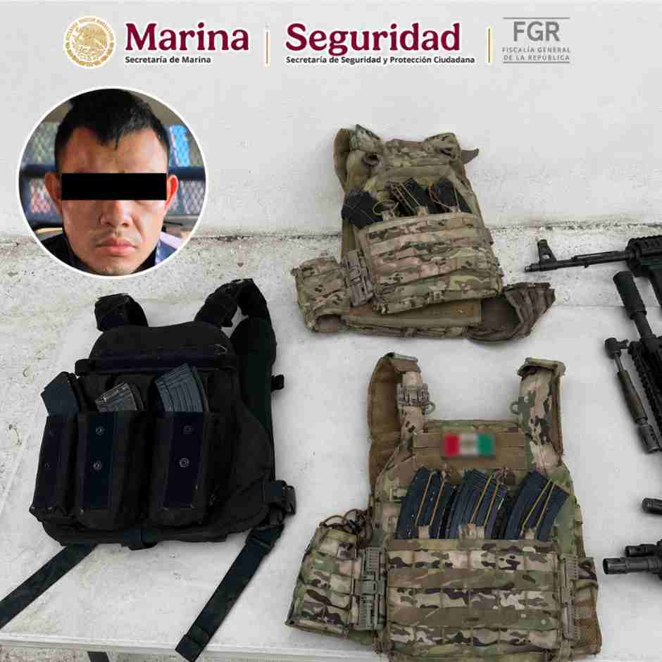 Operativo de la Secretaría de Marina en Sinaloa con chalecos tácticos, cargadores y equipo asegurado tras la detención de presuntos integrantes de un grupo delictivo.