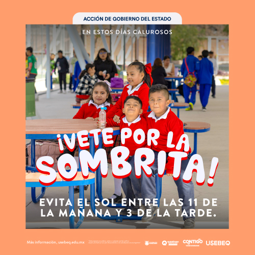 Estudiantes de primaria se protegen del calor bajo la sombra durante el recreo en Querétaro.